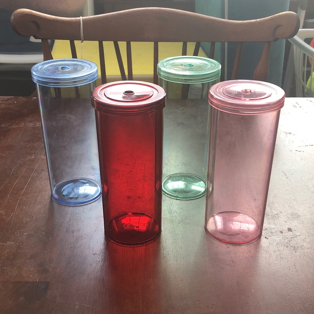 🥤 Set of Four Colorful Plastic Tumblers